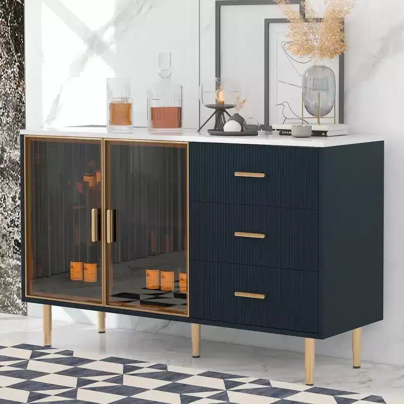 Buffet moderne avec plateau effet marbre, pieds et poignées en métal doré – Meuble de rangement de 152 cm avec tiroirs et portes vitrées
