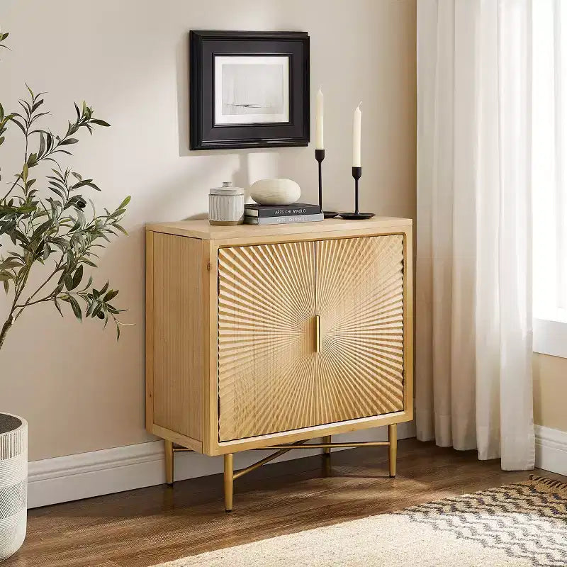 Buffet bas en bois moderne avec portes à motifs texturés