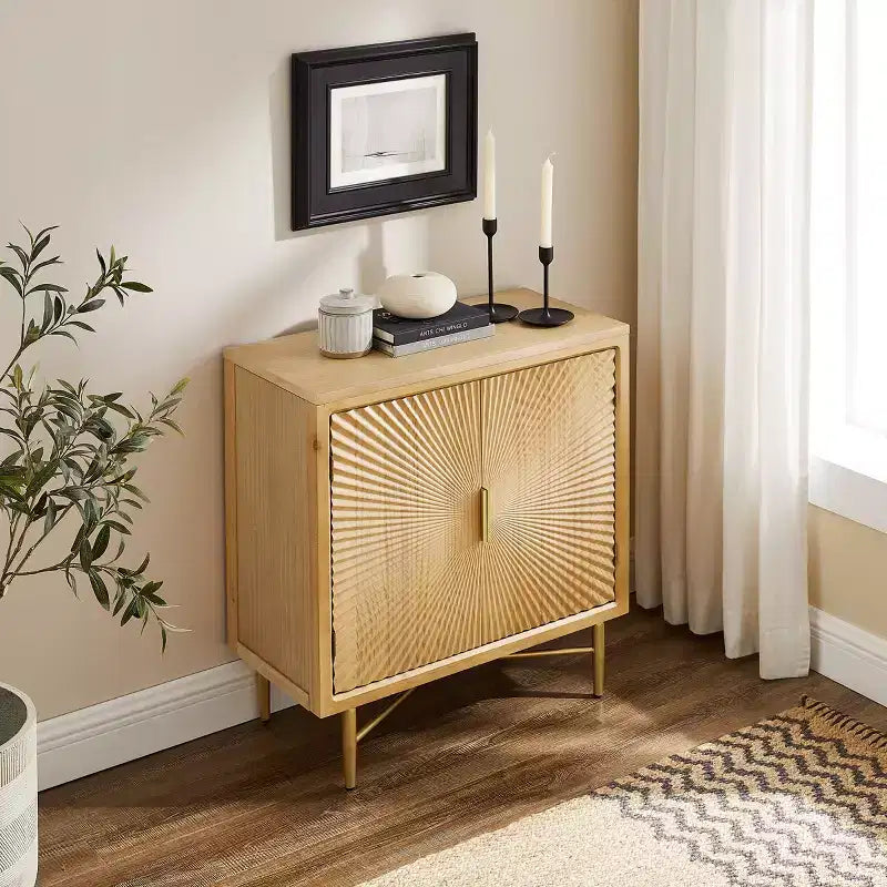 Buffet bas en bois moderne avec portes à motifs texturés