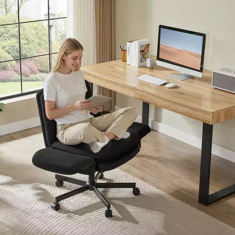 Chaise de bureau ergonomique pour s'asseoir en tailleur avec accoudoirs relevables et roulettes - Hauteur réglable, mousse double couche, poches latérales