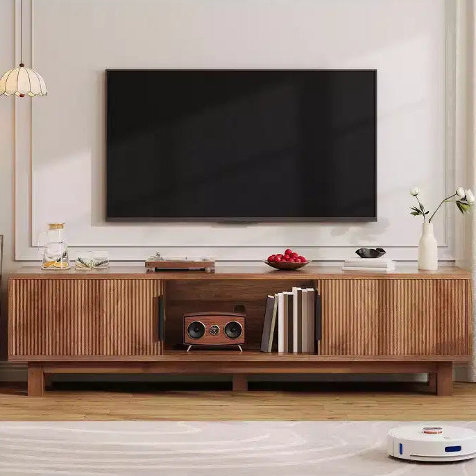 Meuble TV cannelé pour téléviseurs jusqu'à 65" avec prises de courant et rangement - Meuble TV bas couleur noyer
