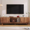 Meuble TV cannelé pour téléviseurs jusqu'à 65" avec prises de courant et rangement - Meuble TV bas couleur noyer