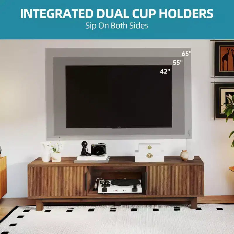 Meuble TV cannelé pour téléviseurs jusqu'à 65" avec prises de courant et rangement - Meuble TV bas couleur noyer