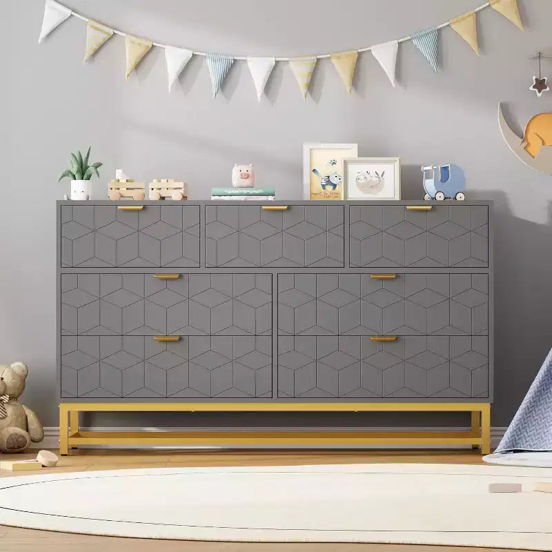 Commode moderne de 136 cm de large à 6 tiroirs, façades cannelées, poignées dorées et pieds métalliques - Rangement pour chambre et dressing
