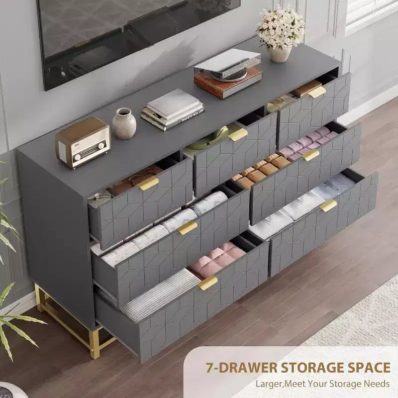 Commode moderne de 136 cm de large à 6 tiroirs, façades cannelées, poignées dorées et pieds métalliques - Rangement pour chambre et dressing