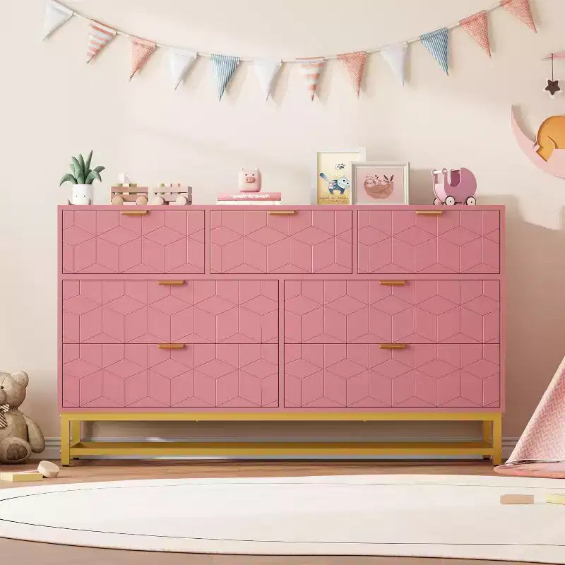 Commode moderne de 136 cm de large à 6 tiroirs, façades cannelées, poignées dorées et pieds métalliques - Rangement pour chambre et dressing