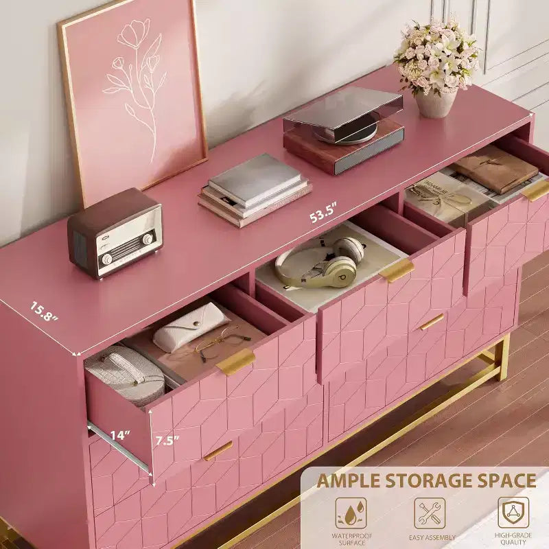 Commode moderne de 136 cm de large à 6 tiroirs, façades cannelées, poignées dorées et pieds métalliques - Rangement pour chambre et dressing