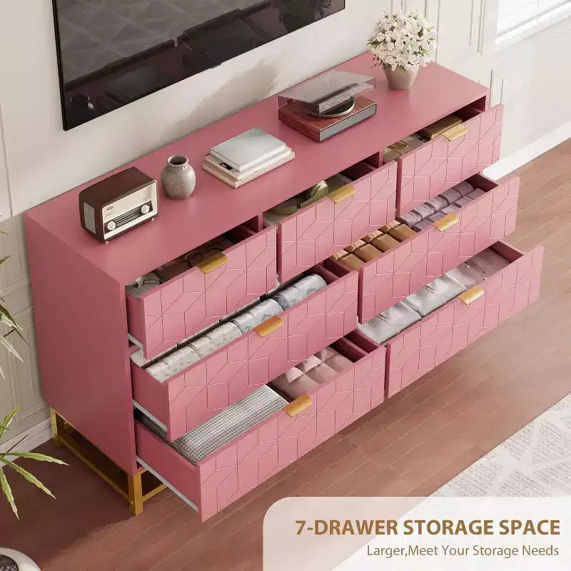 Commode moderne de 136 cm de large à 6 tiroirs, façades cannelées, poignées dorées et pieds métalliques - Rangement pour chambre et dressing
