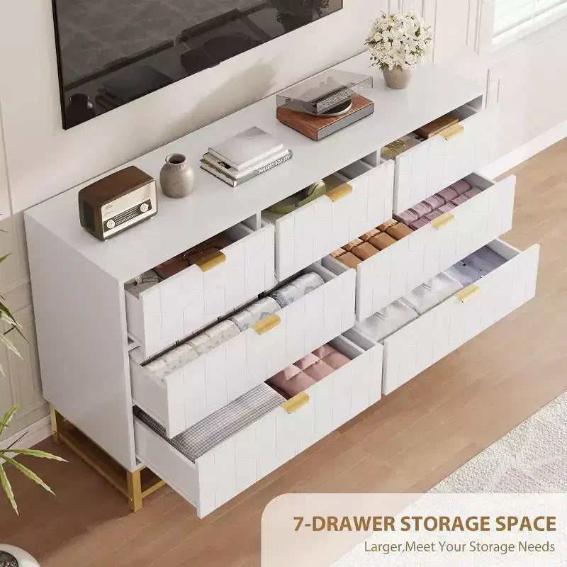 Commode moderne de 136 cm de large à 6 tiroirs, façades cannelées, poignées dorées et pieds métalliques - Rangement pour chambre et dressing