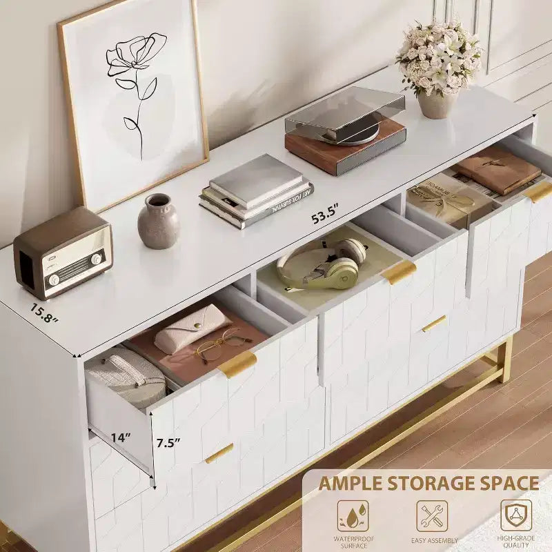 Commode moderne de 136 cm de large à 6 tiroirs, façades cannelées, poignées dorées et pieds métalliques - Rangement pour chambre et dressing
