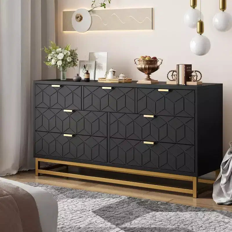 Commode moderne de 136 cm de large à 6 tiroirs, façades cannelées, poignées dorées et pieds métalliques - Rangement pour chambre et dressing