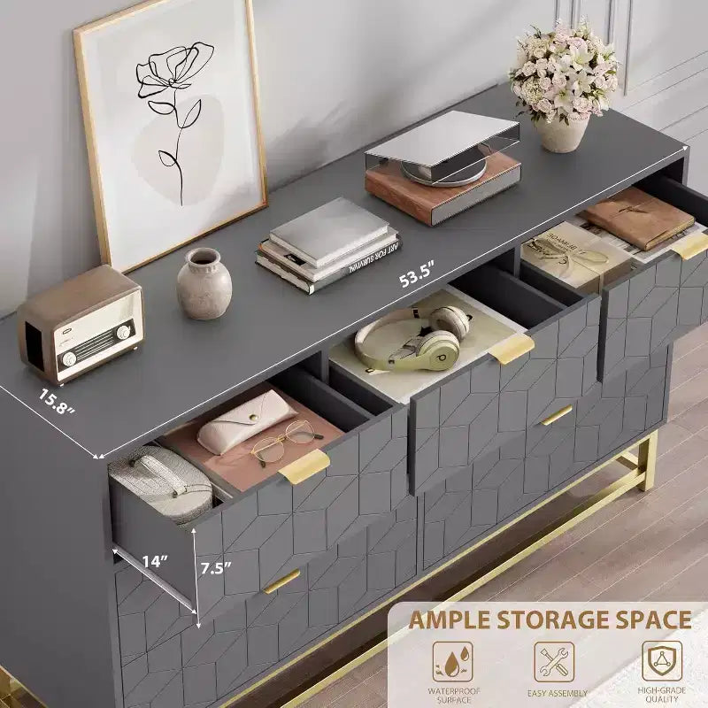 Commode moderne de 136 cm de large à 6 tiroirs, façades cannelées, poignées dorées et pieds métalliques - Rangement pour chambre et dressing