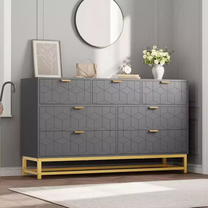 Commode moderne de 136 cm de large à 6 tiroirs, façades cannelées, poignées dorées et pieds métalliques - Rangement pour chambre et dressing
