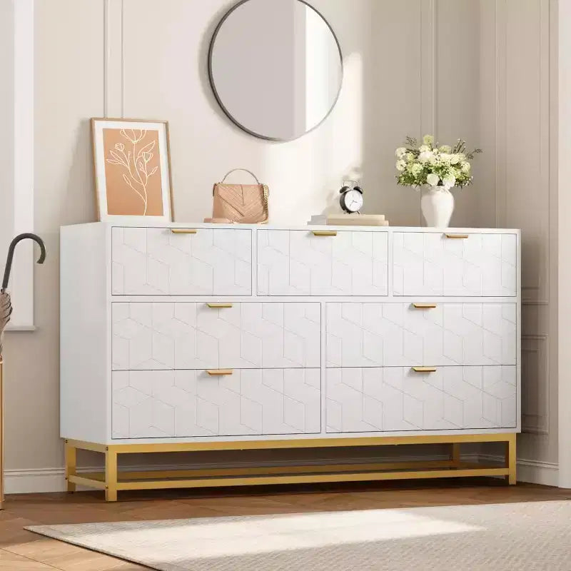 Commode moderne de 136 cm de large à 6 tiroirs, façades cannelées, poignées dorées et pieds métalliques - Rangement pour chambre et dressing