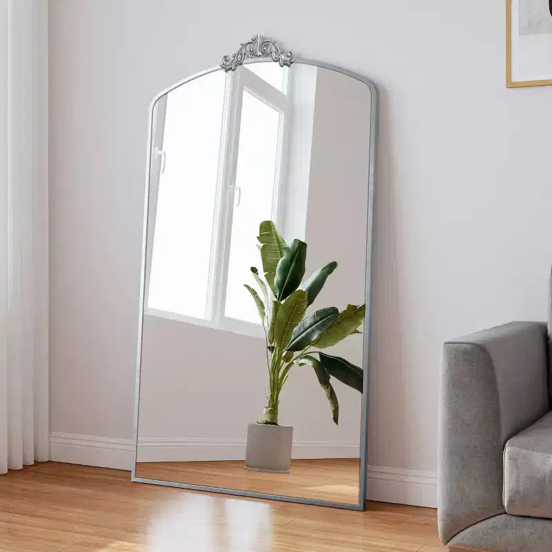 Grand miroir sur pied arqué - Cadre orné style vintage moderne, autoportant ou mural, argenté