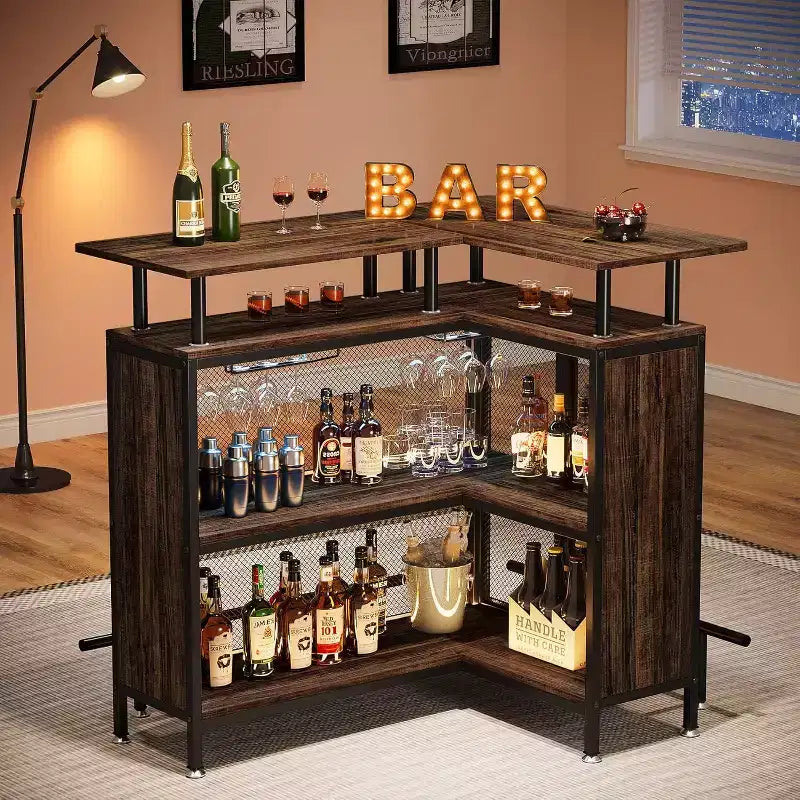 Meuble de bar d'angle Lantine : en forme de L avec porte-verres, 2 étagères, mini-placard d'angle, repose-pieds, brun rustique, idéal pour la maison/cuisine/bar.