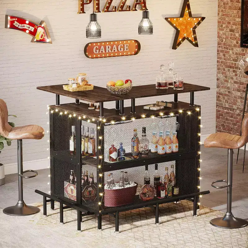 Meuble de bar d'angle Lantine : en forme de L avec porte-verres, 2 étagères, mini-placard d'angle, repose-pieds, brun rustique, idéal pour la maison/cuisine/bar.