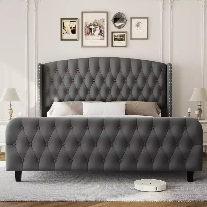 Cadre de lit plateforme en tissu doux avec tête de lit capitonnée ailée, embellissement de rivets, capacité de charge de 1000 lb, silencieux, facile à assembler.