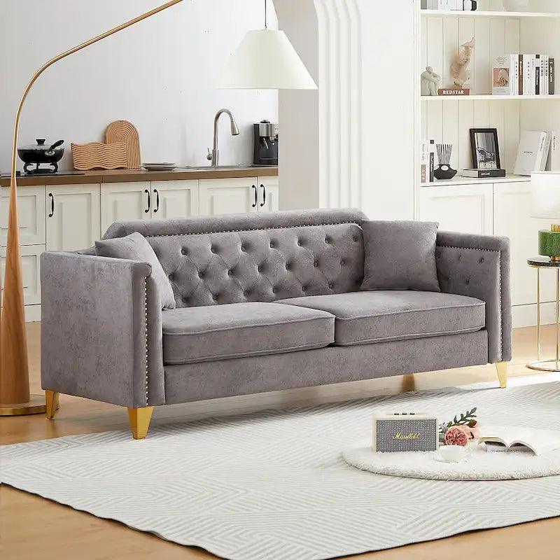 Canapé 3 places touffeté en chenille gris 61,5 avec accoudoirs à clous cuivrés, 2 oreillers