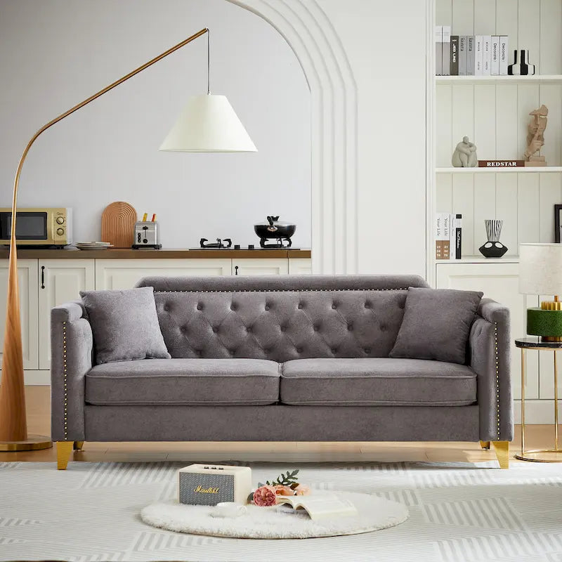 Canapé 3 places touffeté en chenille gris 61,5 avec accoudoirs à clous cuivrés, 2 oreillers