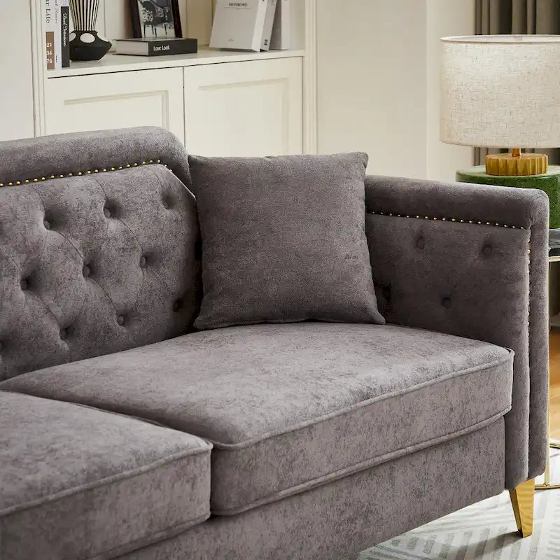 Canapé 3 places touffeté en chenille gris 61,5 avec accoudoirs à clous cuivrés, 2 oreillers