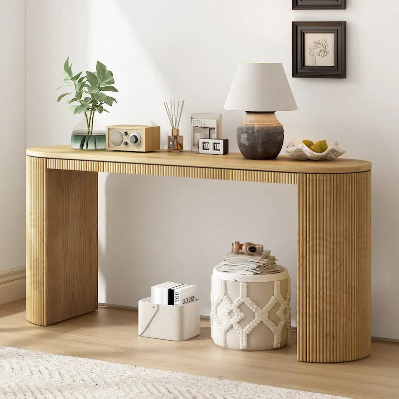 Console incurvée avec un motif à rayures verticales unique, adaptée au salon, au bureau et à l'entrée.