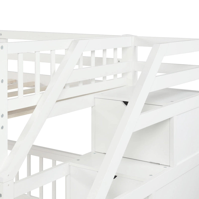 Lit mezzanine double sur lit double en bois avec escalier, balustrades hautes et échelle