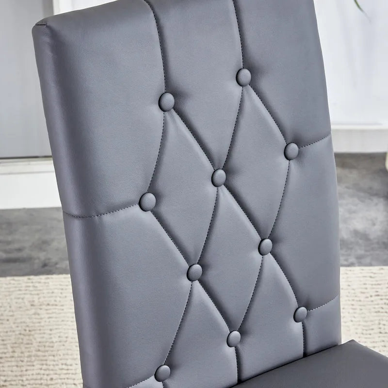 Cet ensemble de 4 chaises de salle à manger grises sans accoudoirs apporte une touche d'élégance et de mystère à la salle à manger grâce à son ton gris profond.