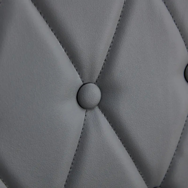 Cet ensemble de 4 chaises de salle à manger grises sans accoudoirs apporte une touche d'élégance et de mystère à la salle à manger grâce à son ton gris profond.