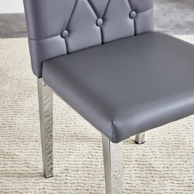 Cet ensemble de 4 chaises de salle à manger grises sans accoudoirs apporte une touche d'élégance et de mystère à la salle à manger grâce à son ton gris profond.
