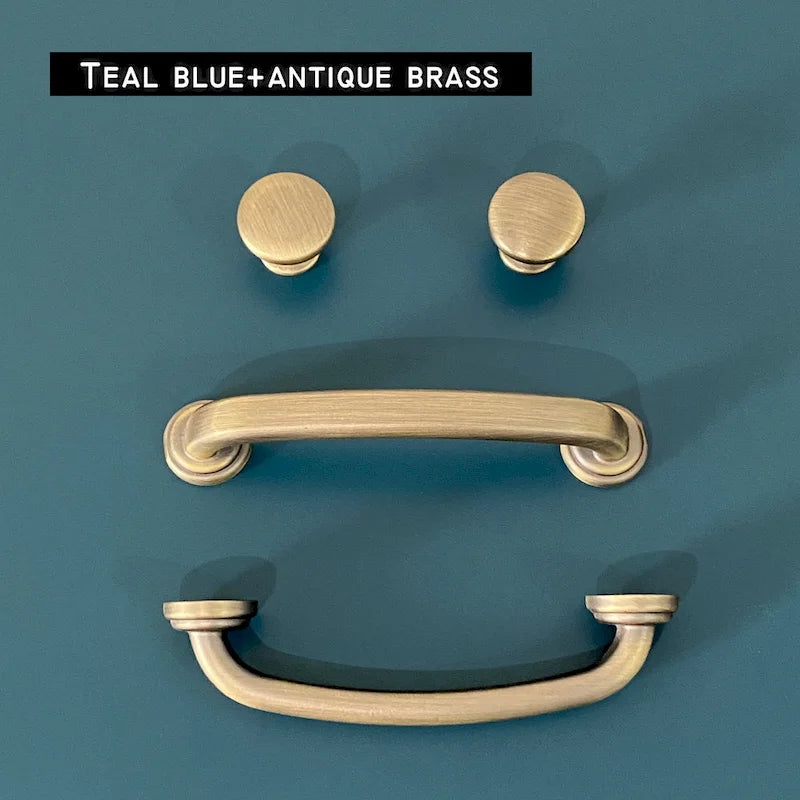 Meubles TV bleu sarcelle modernes style bord de mer avec 2 placards de rangement, 2 tiroirs et poignées dorées pour salon et chambre
