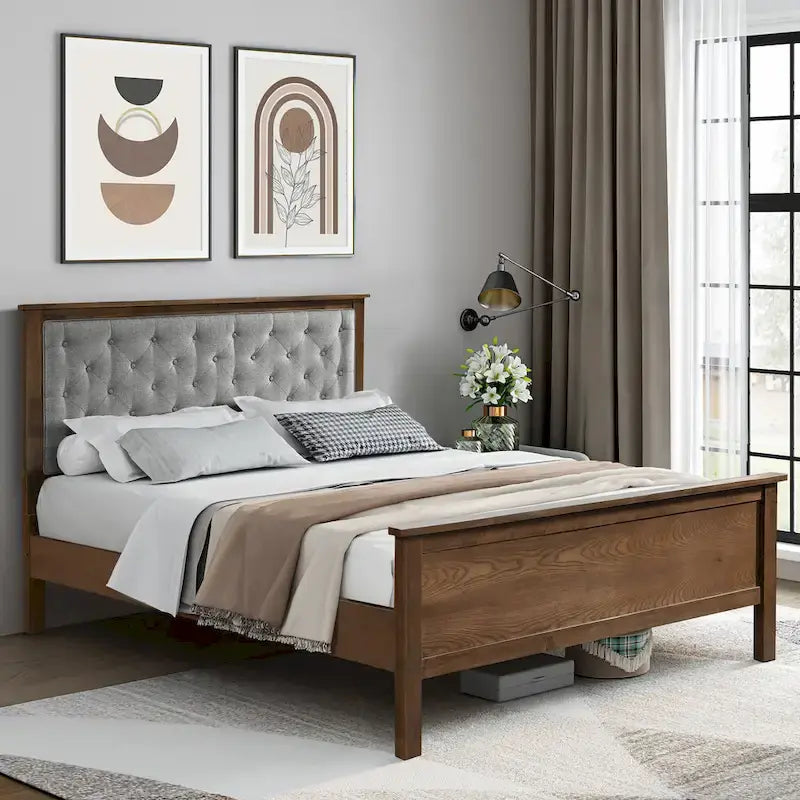 Tête de lit capitonnée grise et pied de lit en bois pour grand lit