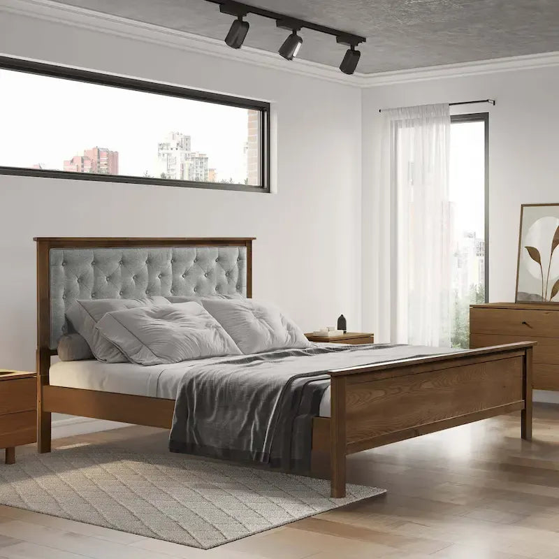 Tête de lit capitonnée grise et pied de lit en bois pour grand lit