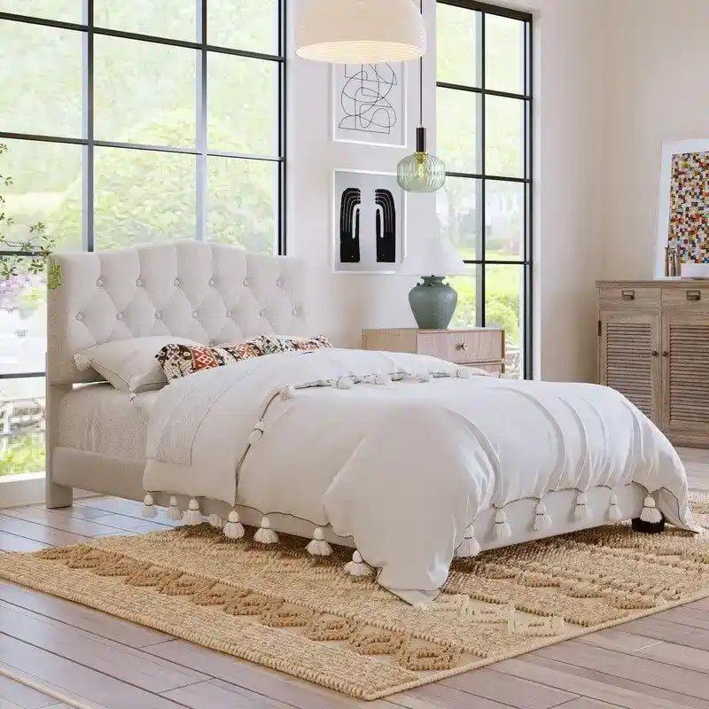 Lit plateforme capitonné en lin pleine taille avec tête de lit incurvée en forme de selle et détails touffetés en losanges, beige