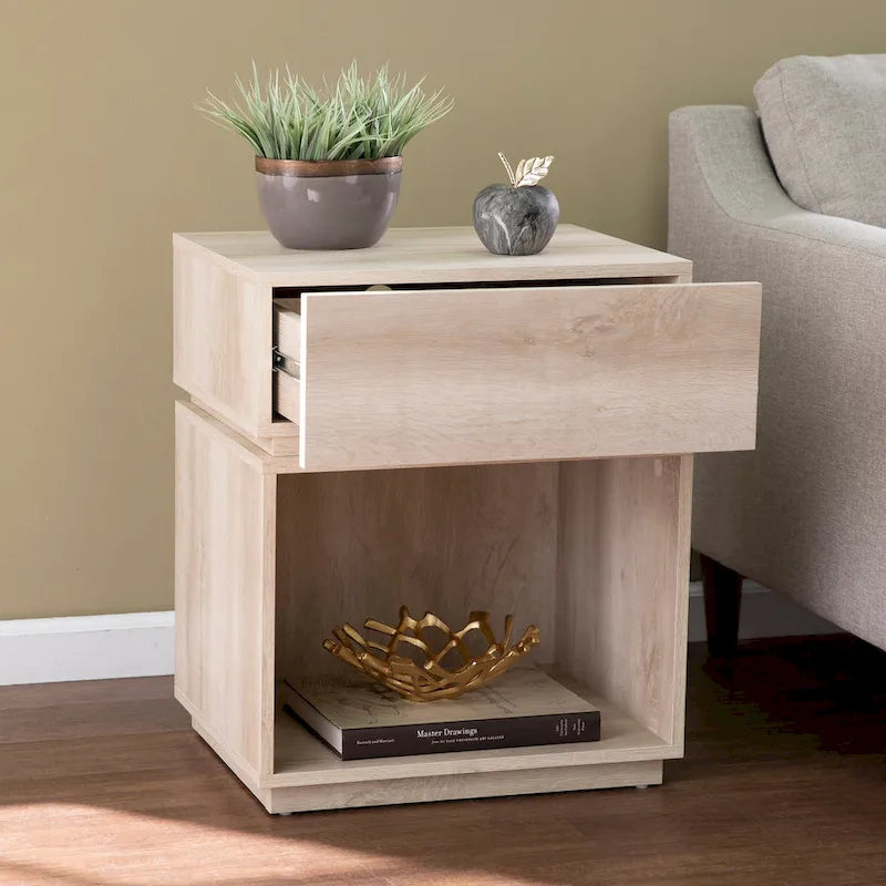 Table d'appoint Madelia de SEI Furniture, en bois blanchi, style transitionnel