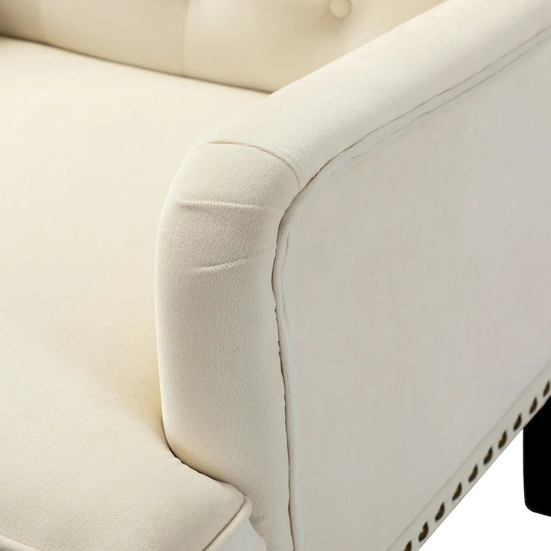 Fauteuil club capitonné Geltrude de HULALA HOME, de style transitionnel, avec pieds tournés en bois