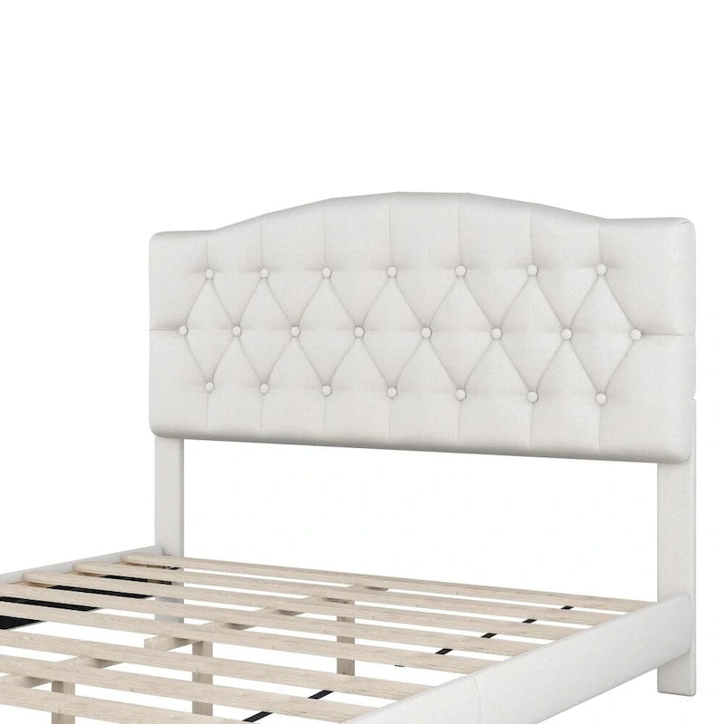 Lit plateforme rembourré avec tête de lit incurvée en forme de selle et détails touffetés en losange, beige