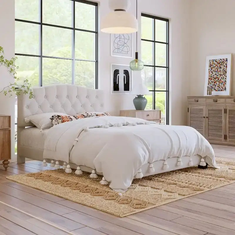 Lit plateforme rembourré avec tête de lit incurvée en forme de selle et détails touffetés en losange, beige